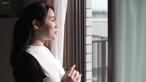 眼镜 · 站立 · 温柔 · 黑色外套 · 侧脸特写 · 室内窗边 · 居家生活 · 凭窗远眺