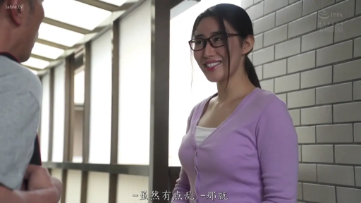 会話 · 紫色开衫 · メガネ · 站姿 · 微笑 · 走廊 · 路人访谈