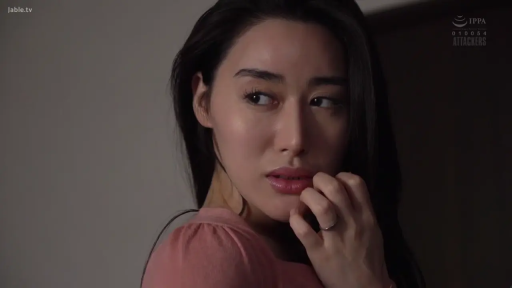 室内 · 脸部 · 长发 · 粉色上衣 · 戒指 · 忧虑 · 侧身回头 · 手抚嘴唇