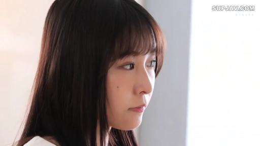 Indoor · Stand · Leg close-up · clothes hanger · 走动 · 白色凉鞋