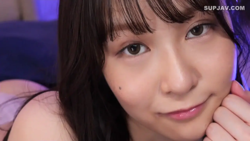 臉部特寫 · 臥室 · 俯臥 · 微笑 · 亚洲女性 · 紫色内衣 · 眼神交流