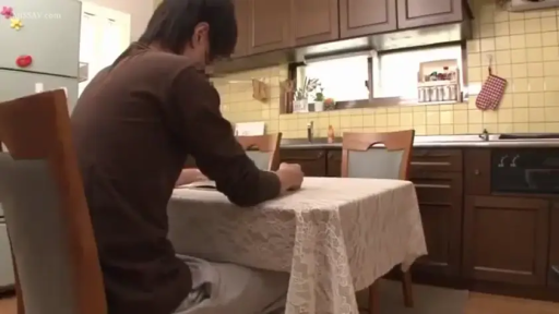 室内 · 交谈 · 站立 · 微笑 · 半身特写 · 马尾辫 · 浅蓝色T恤