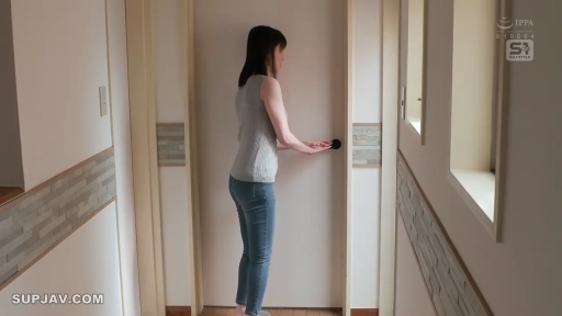 Stand · 自然 · 牛仔裤 · Corridor · Door · Side profile · 敲门