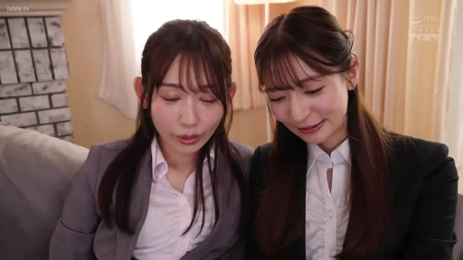 Face · Stand · Potted plant · Smile · Living room · 居家 · Business attire · 开心