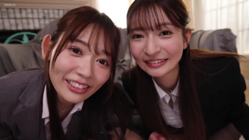 Indoor · 面部 · Bend over · Smile · Business attire · Gaze · 双人