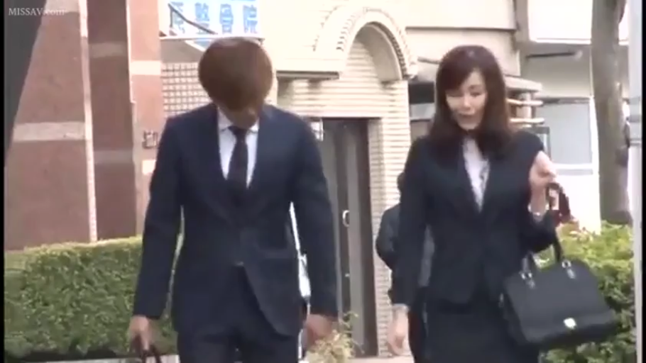 委屈 · 站立 · 中景 · 客厅 · 生活化 · 啤酒罐 · 蓝色居家服 · 拿啤酒