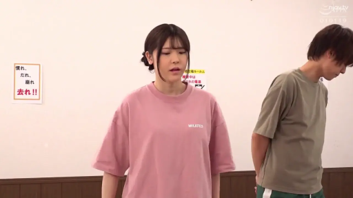 室内 · 站立 · 中景 · 自然 · 交流 · 粉色T恤 · 日本AV · 墙面海报