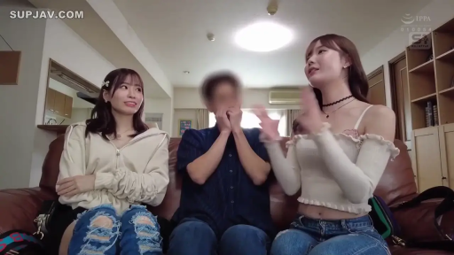 Sitting Posture · Sofa · Living room · 谈话交流 · 多人出镜 · 愉快微笑 · 时尚休闲装