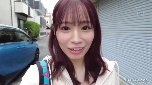 顔部のクローズアップ · 注视镜头 · 甜美微笑 · 户外街道 · 正对镜头 · 白色连帽衫 · バックパックストラップ · 染发