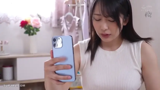 Indoor · Sitting Posture · 专注 · Half-body close-up · Looking at phone · 长发 · 白色无袖上衣 · 智能手机