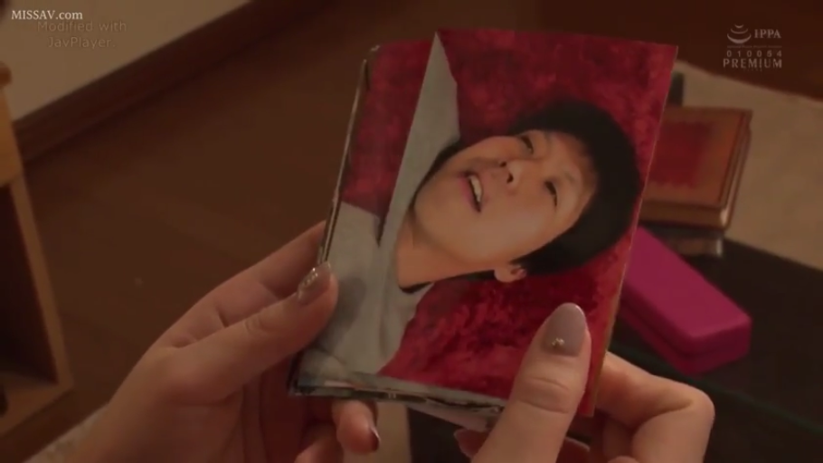 室内 · T恤 · 手部特写