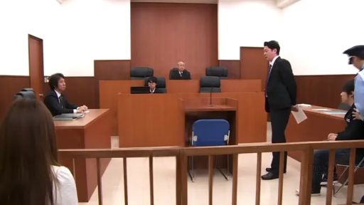 嚴肅 · 站立 · 劇情 · 遠景 · 西裝 · 法庭 · 辩论 · 审判台