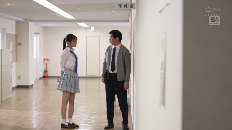 校服 · 微笑 · 手部 · 行走 · 挎包 · 公园 · 街拍 · 握手