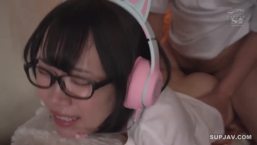 黑框眼镜 · 面部特写 · 性交行为 · 室内卧室 · 痛苦与快感交织 · 趴卧姿势 · 猫耳耳机 · 宅女视角