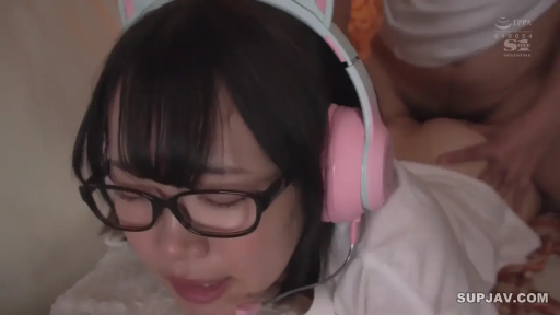 性交 · 猫耳耳机 · 卧室 · 俯卧 · 头部特写 · 白色T恤 · 男伴 · 痛苦与快感并存