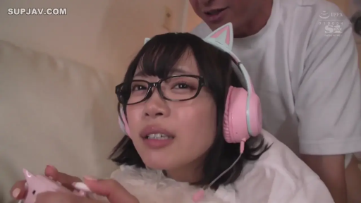 室内 · 面部 · 游戏手柄 · 迷离 · 黑框眼镜 · 侧卧 · 亲热行为 · 男性介入