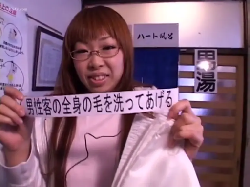 站立 · 微笑 · 戴眼镜 · 休闲外套 · 標語 · 紙條 · 浴场 · 展示标语