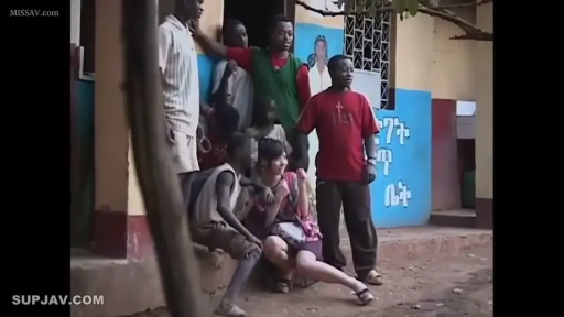 蹲姿 · 全景 · 自然 · 屋外 · 休闲服 · 合影 · 黑人