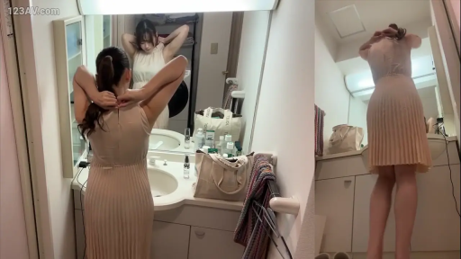 专注 · 站立 · 否 · 洗手间 · 洗漱 · 洗漱用品 · 分屏 · 粉色百褶连衣裙