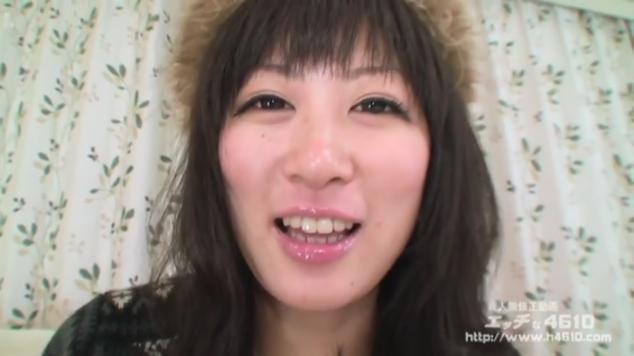 坐姿 · 微笑 · 否 · 餐厅 · 看镜头 · 瓶装水 · 生活化 · 黑白条纹背心
