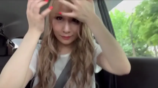 坐姿 · 面部 · 自然 · 白色上衣 · 车内 · 金发 · 安全带 · 整理头发