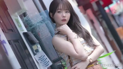 站立 · 半身 · 室外 · 冷淡 · 格纹背心 · 驻足 · 街拍风 · 腕表