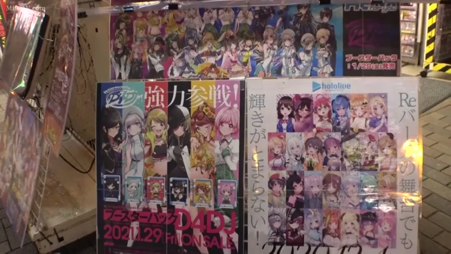 室内 · 丝袜 · 低角度拍摄 · 仰卧抬腿 · 注视镜头 · 展示足部 · 足底特写
