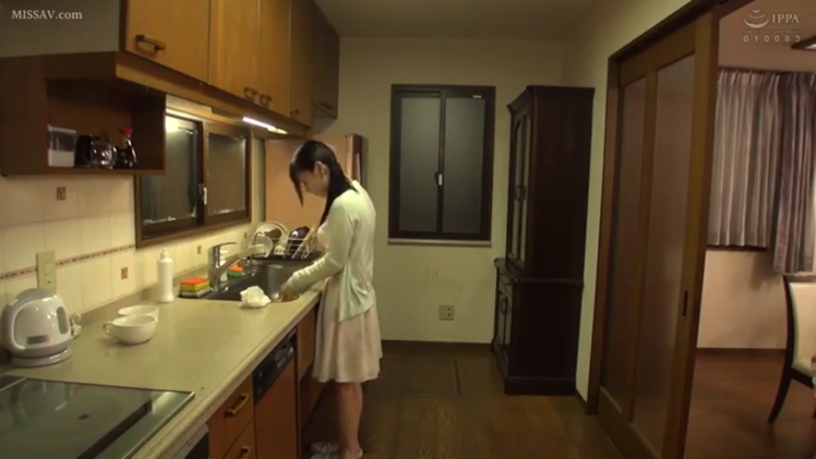 人妻 · 全身 · 专注 · 站姿 · 厨房 · 家务 · 餐具 · 开衫