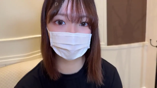 室内 · 座り姿勢 · 顔部のクローズアップ · 平静 · カメラに向かって · 黑色T恤 · 口罩 · アジア人女性