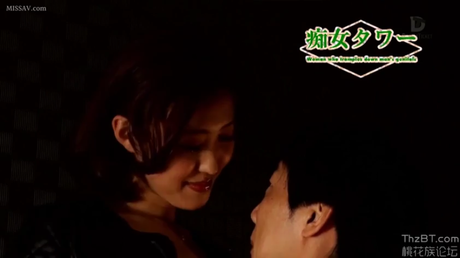 面部特写 · 深色上衣 · 室内暗光环境