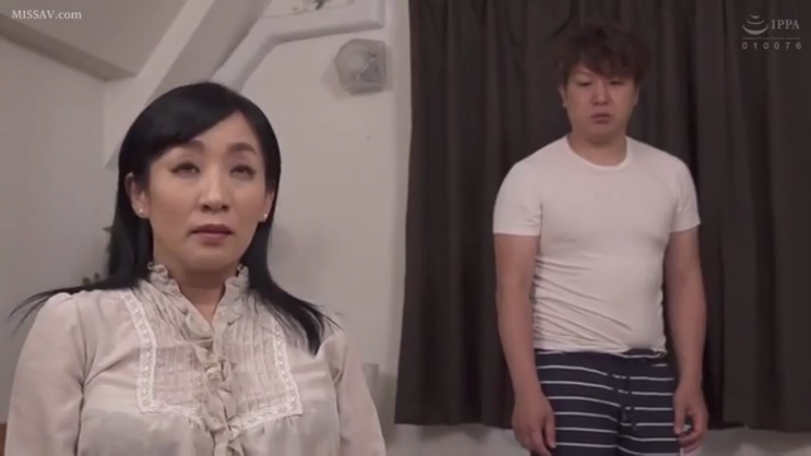 Indoor · Sitting Posture · Medium shot · 呆滞 · Stare · Mature woman · 荷叶边衬衫