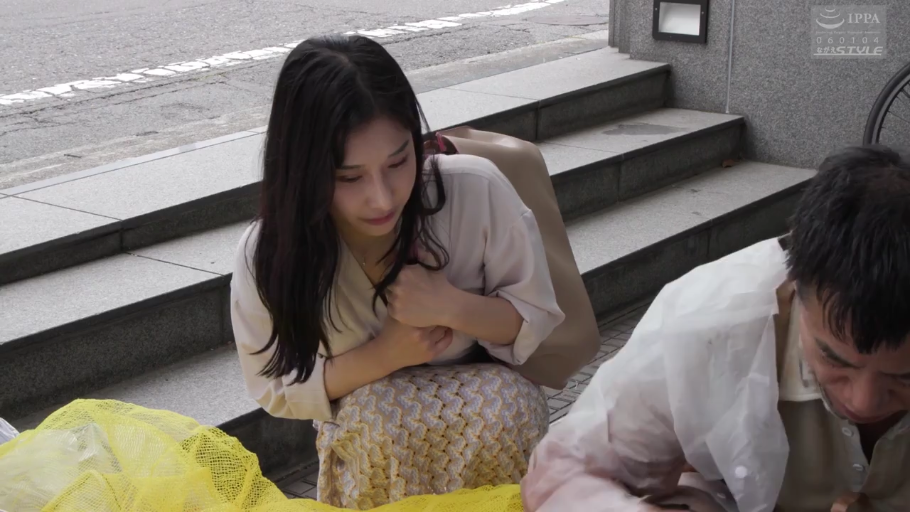 交谈 · 忧郁 · 蹲姿 · 背包 · 生活化 · 长袖上衣 · 户外台阶