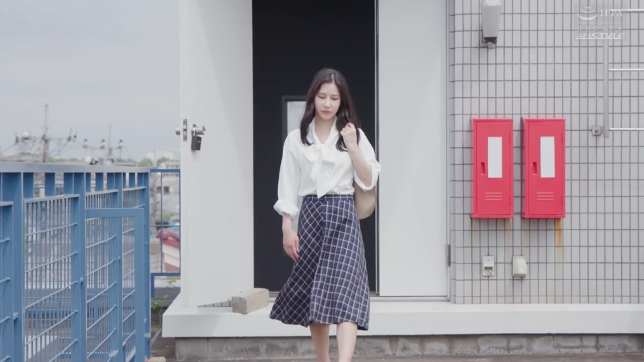 全身 · 自然 · 格子裙 · 行走 · 走路 · 单肩包 · 天台