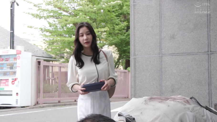 站立 · 中景 · 自然 · 街道 · 钱包 · 职场装 · 拿取