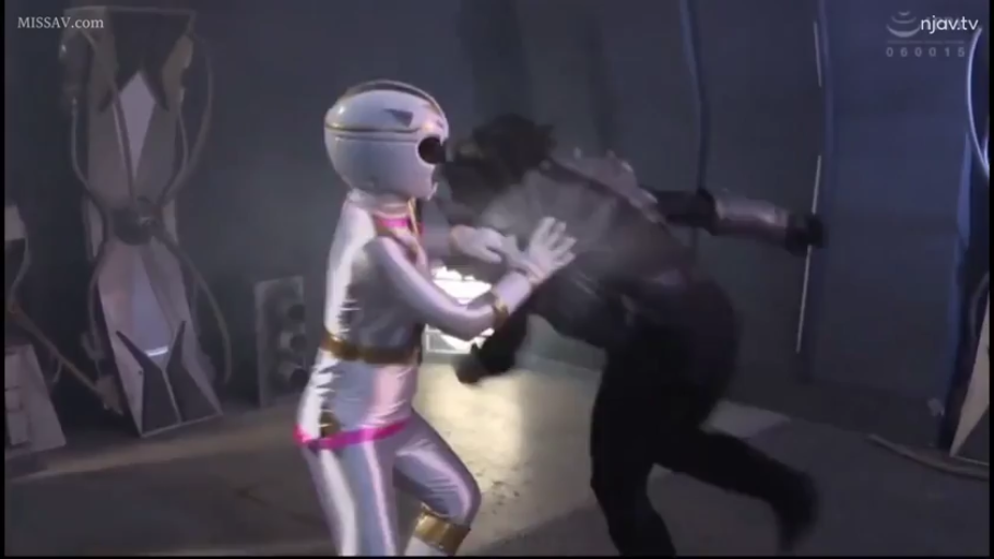 中景 · 紧身衣 · 战斗姿势 · 搏斗 · 秘密基地