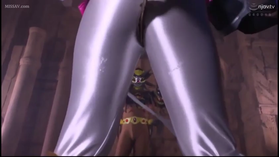 裆部特写 · 动漫角色扮演 · 姿势展示 · 银色亮面紧身衣 · 石质背景 · 跨步直立