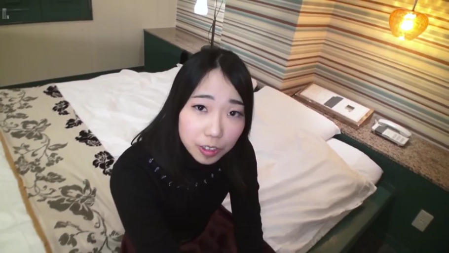 卧室 · 陶醉 · 亲吻 · 否 · 跨坐 · 昏暗 · 双层床 · 灰色吊带背心