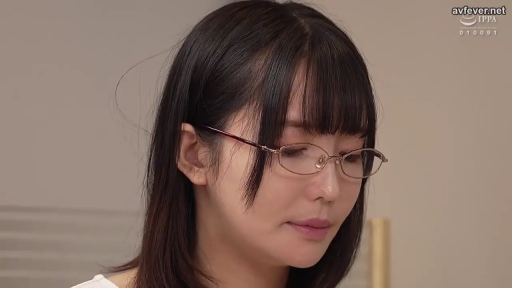 室内 · 瞑想 · 憂鬱 · 頭を下げる · メガネ · 顔のクローズアップ · 白い上着 · 熟女