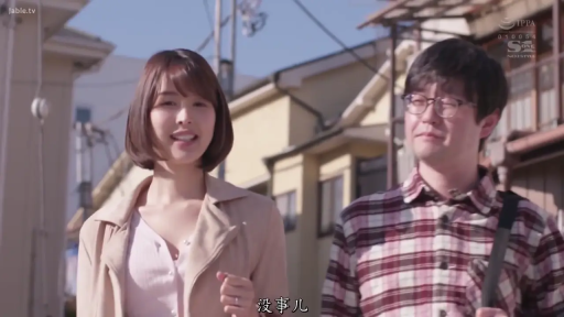 风衣 · 交谈 · 单肩包 · 中景 · 微笑 · 街道 · 户外 · 步行