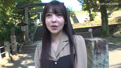 站立 · 微笑 · 面部特写 · 注视镜头 · 神社 · 拼色衬衫