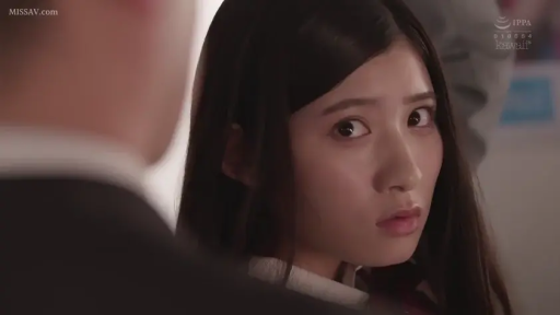 室内 · 对视 · 头部特写 · 侧身回头 · 黒髪ストレート · 白色高领针织衫 · 惊恐不安