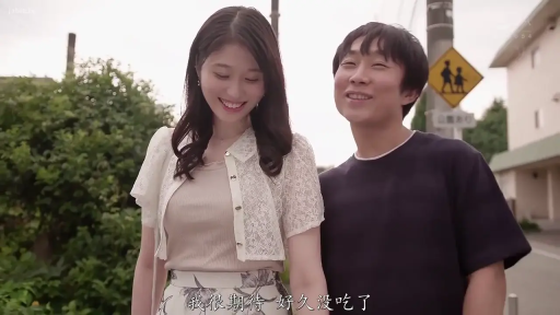 半身 · 户外 · 散步 · 街拍 · 蕾丝衫 · 灿烂笑容 · 牵手