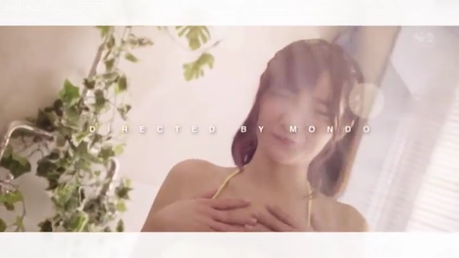 比基尼 · 浴室 · 站立 · 羞涩 · 盆栽 · 诱惑 · 上半身 · 遮掩