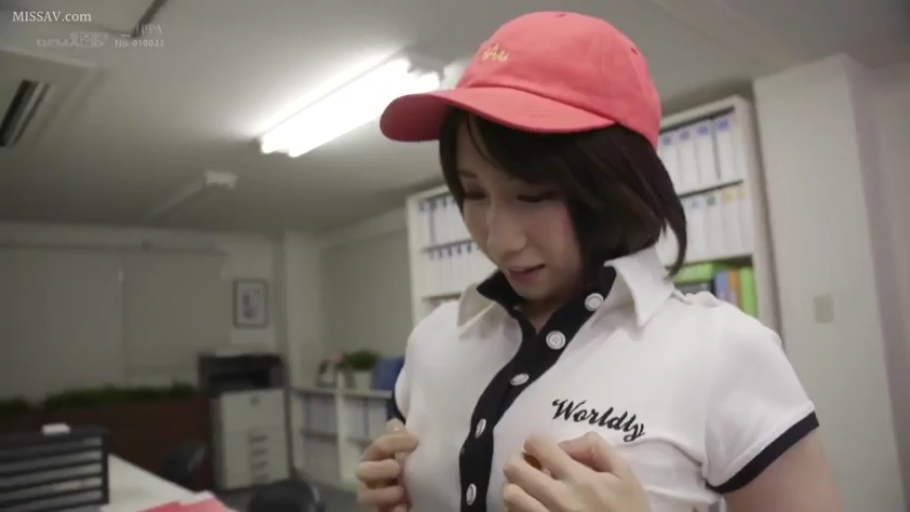 办公室 · 站立 · 半身 · 害羞 · 揉胸 · 白色POLO衫