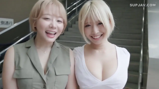 巨乳 · 微笑 · 面对镜头 · 半身 · 室内楼梯 · 低胸装 · 并列站立