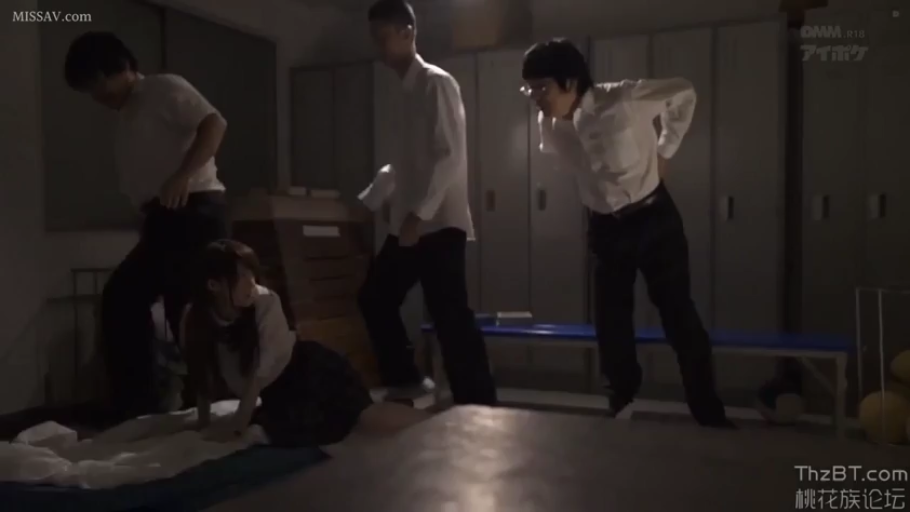 全身 · 多人 · 更衣室 · 储物柜 · 跪爬 · 惊恐 · JK制服 · 围攻