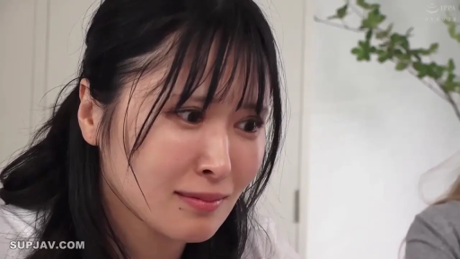 室内 · 坐姿 · 担忧 · 面部特写 · 白色上衣 · 凝视 · 绿植 · 侧脸