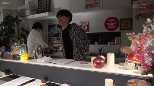 俯身 · 专注 · 中景特写 · 室内灯光 · 休闲外套 · 查阅 · 酒吧柜台 · 调酒器