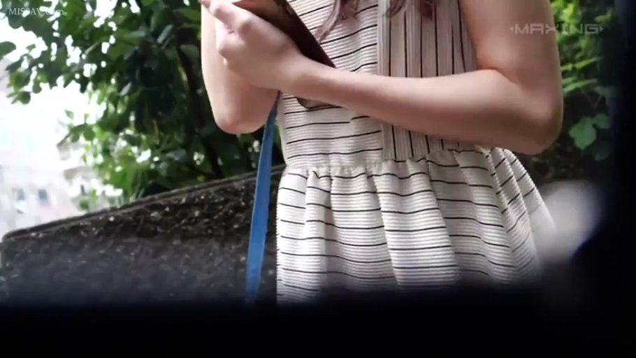 站姿 · 手机 · 户外 · 局部特写 · 持物 · 条纹连衣裙 · 虚化遮挡