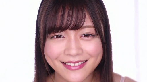 Indoor · Smile · 面部特写 · 注视镜头 · 长发 · Sleeveless top · 正对面